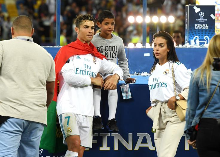 Nuno Marecos in Goncalo Salgado (skrajno levo) sta Ronalda in njegovo družino spremljala že na finale lige prvakov v Kijev.  | Foto: Getty Images