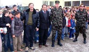 Erjavec in Gutman pozdravila vojake na Kosovu