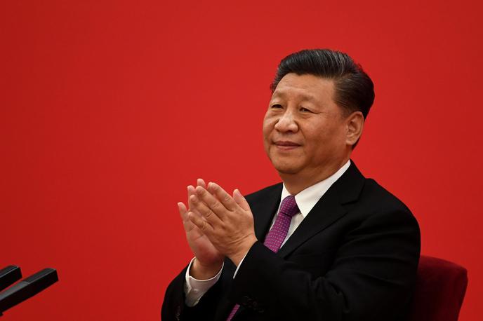 Ši Džinping | Po izbruhu vojne proti Iranu se je pojavila tudi teorija, da gre za ameriški poskus slabitve Kitajske, ki je zaveznica Irana. Če je to res, je ta poskus za zdaj popolnoma spodletel. Na fotografiji: kitajski predsednik Ši Džinping. | Foto Reuters
