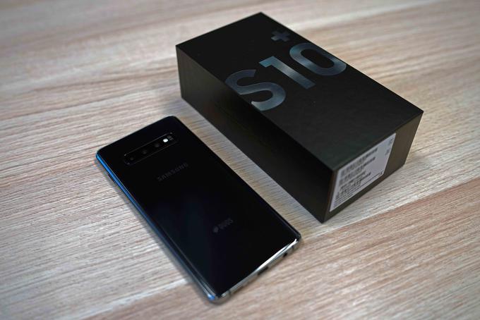 Samsung Galaxy S10+ zunaj škatle. | Foto: Peter Susič