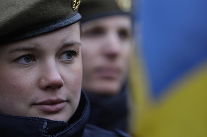 Švedska vojakinja | Švedska je leta 2017 znova uvedla naborniški sistem, v katerega so vključeni tako moški kot ženske. Gre za delno vojaško obveznost, v skladu s katero vsako leto izberejo okoli štiri tisoč mladih, večinoma moških, ki jih vpokličejo na enoletno služenje vojaškega roka. Podoben sistem namerava uvesti tudi Nemčija.  | Foto Guliverimage