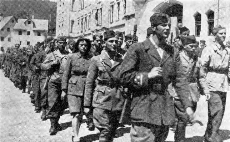 Po koncu druge svetovne vojne se je meja med Slovenijo in Italijo pomaknila bolj proti zahodu. Tekla je približno po črti, do katere so prišle partizanske enote. Na fotografiji: partizani v Idriji, ki je bila pred drugo svetovno vojno del Italije. | Foto: Wikimedia Commons