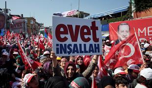 V Turčiji zmešnjava z glasovalnimi pečati, Erdogan razglasil zmago