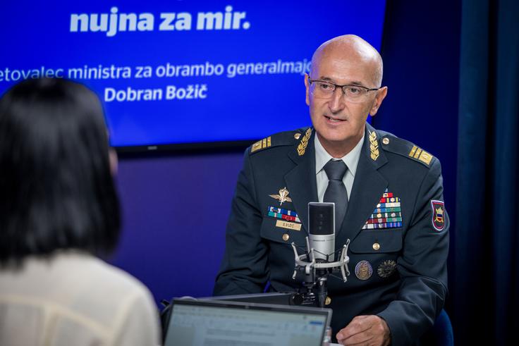 "Ko sem postal načelnik, smo imeli za plače, za opremo in usposabljanja pa nič. Bili smo pred izbiro: ali ugasnemo vojsko ali pa jo nekako obdržimo pri življenju," se spominja Božič. | Foto: Gaja Hanuna