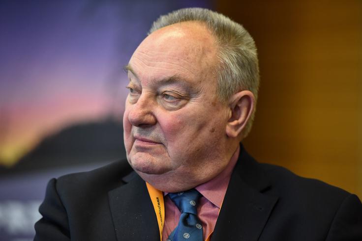 "Ker bo ves tovorni cestni promet v prihodnosti temeljil na utekočinjenem zemeljskem plinu (LNG), vsako pristanišče pa bo moralo imeti skladišče LNG, je Slovenija s tega vidika zagotovo prikrajšana," je prepričan energetski strokovnjak Peter Novak. | Foto: STA ,