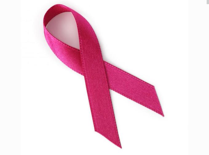 Rožnata pentlja – simbol boja proti raku dojk. | Foto: Instagram & Imdb