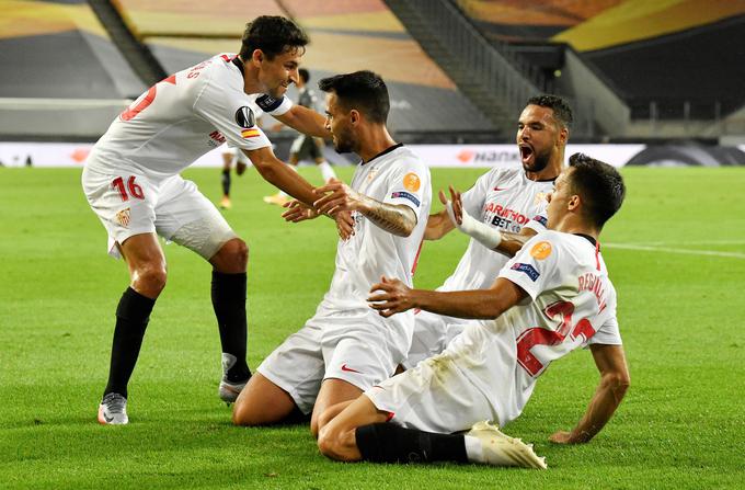 Veliko veselje nogometašev Seville po zmagi nad Manchester Unitedom. | Foto: Reuters