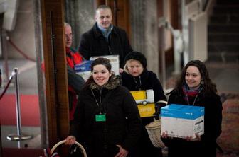Civilna iniciativa vložila več kot 42.000 podpisov za referendum