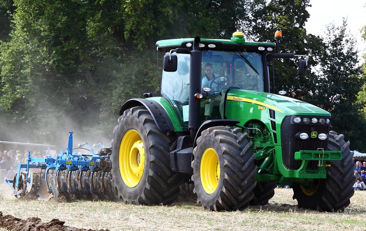 John Deere traktor | John Deere, podjetje s 184 let dolgo tradicijo, je znano po delovnih strojih v zeleno-rumeni barvni kombinaciji. | Foto Wikimedia Commons