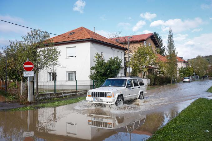 Ulice v Rožni dolini so se ob jesenski poplavi leta 2014 spremenile v deročo reko. | Foto: 