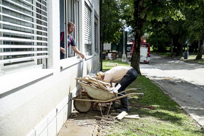 Poplave | Kot opozarjajo pristojni, se morajo državljani na prejeti poziv odzvati v roku 120 dni oziroma štirih mesecev, tudi če obnovitvenih del še niso zaključili. "Če se upravičenci na poziv ne bodo odzvali, bodo morali prejeta sredstva iz naslova predplačil na podlagi zakonskih določil vrniti v državni proračun," so dodali. | Foto Ana Kovač