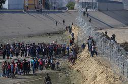 Zaradi pritiska migrantov ZDA začasno zaprle mejni prehod #video