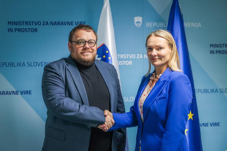 Predaja poslov Simona Maljevca novi ministrici Poloni Rifelj. | Foto: STA