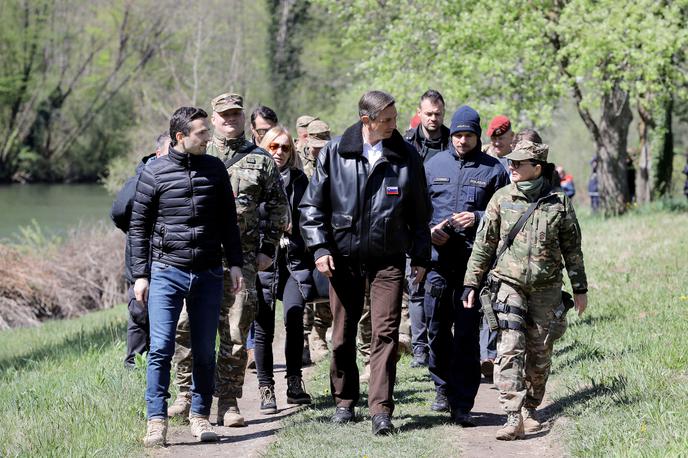Borut Pahor | Predsednik republike Borut Pahor se je v četrtek javno opravičil, ker med sredinim obiskom območja ob slovensko-hrvaški meji ni upošteval varnostne razdalje. | Foto STA