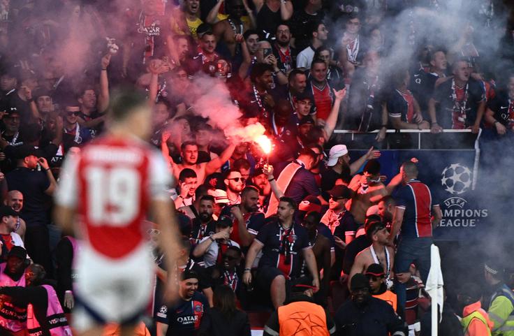 Veselje navijačev PSG na stadionu Emirates po zadetku Ousmaneja Dembeleja za 0:1 | Foto: Reuters