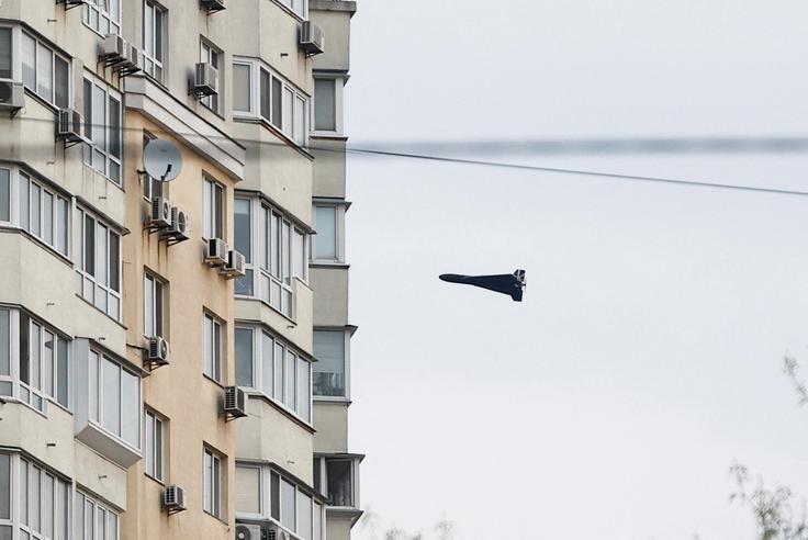 Ruski dron kamikaze leti proti stanovanjski stavbi.  | Foto: Reuters