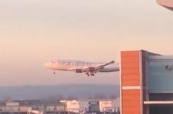 Na londonskem Gatwicku zasilno pristal jumbo jet (video)