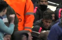 Skoraj bi se stepla: Neymar padel na provokacije navijača Manchester Cityja (video)