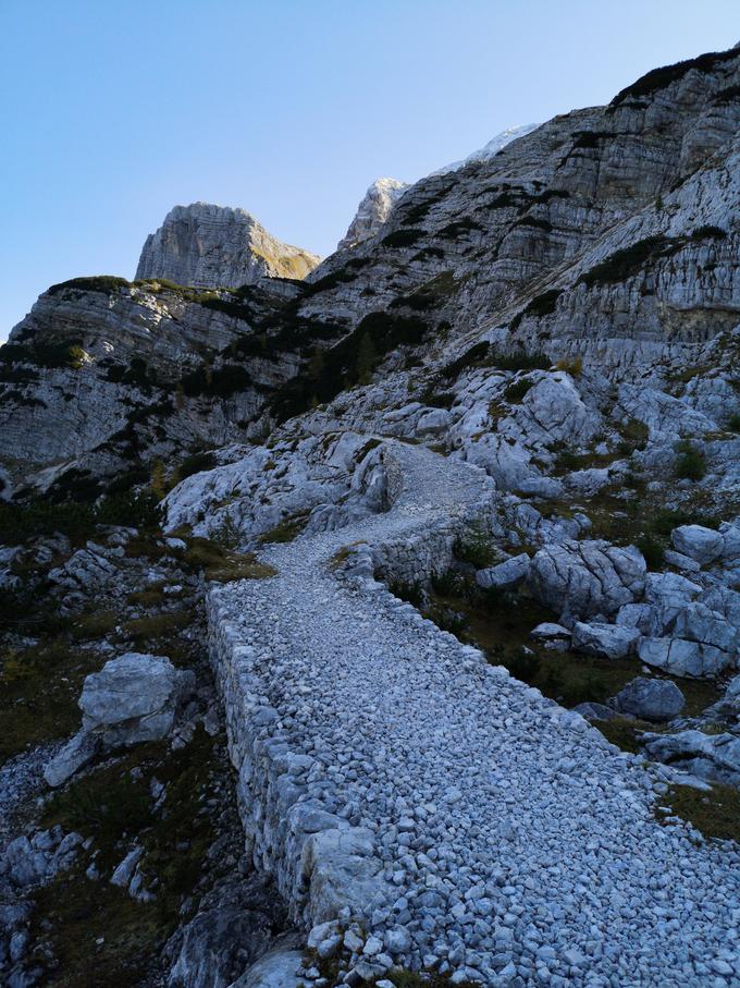 Zadnji del vzpona gre po mulatjeri, ponekod so takole naložili kamenje. | Foto: Matej Podgoršek