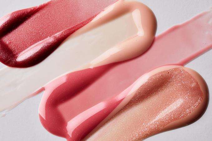 Gloss za ustnice je običajno bolj pigmentiran kot olje. | Foto: Shutterstock
