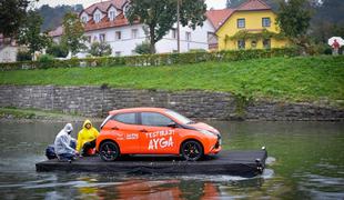 Toyota aygo plava po Ljubljanici in igra košarko v Stožicah
