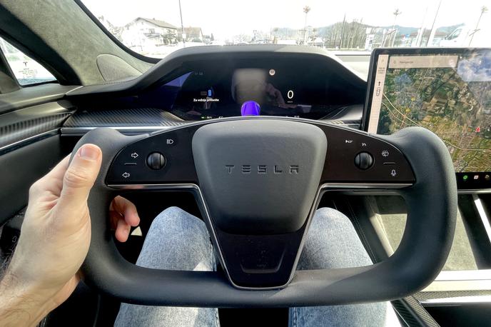 Tesla model S plaid | Ponesrečen poizkus takega volana v nekaterih teslah – brez sistema "steer-by-wire" tak volan nima smisla. | Foto Gregor Pavšič