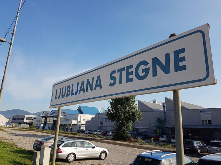 Tudi Slovenske železnice bi - kljub odsotnosti integrirane vozovnice - lahko pritegnile več mestnih potnikov na vlake, če bi se malo bolj uskladile z voznim redom posameznih prog in tako omogočile več smiselnih prestopov na ljubljanski glavni železniški postaji. Na uvedbo mestnih vlakov (Zalog-Medvode, Rakovnik/Škofljica-Črnuče, Brezovica-Ljubljana) v taktnem prometu (promet z vožnjami v rednem časovnem presledku, pogosto polurnem ali enournem) se namreč še ne upamo niti pomisliti. | Foto: Srdjan Cvjetović