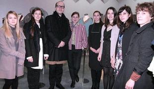 Mladi oblikovalci s škarjami nad Almirasadar
