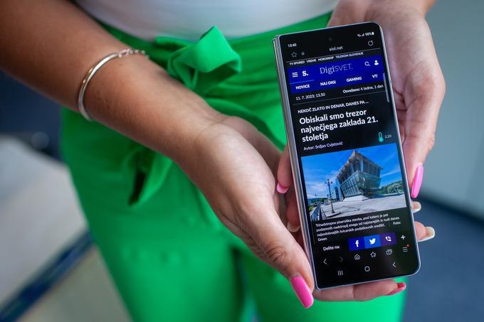 Zunanji zaslon novega pregibnega telefona Samsung Galaxy Z Fold5 je ozek, a to ni nujno slabo, | Foto: Gaja Hanuna