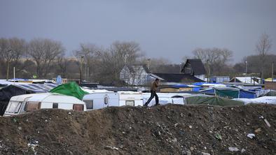 Francoske oblasti praznijo "džunglo", migrantski tabor v Calaisu