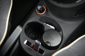 Fiat 500 1.2 8V lounge - šik mestni malček s posluhom za visoko modo