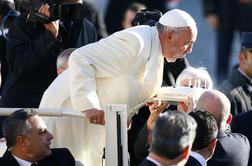 Papež praznuje, v Vatikanu veliko slavje (video)