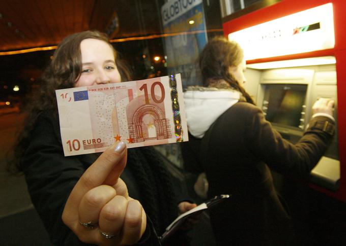 K uspešni in gladki uvedbi evra v naši državi so veliko pripomogli dobre priprave in hiter preklop s tolarjev na evre na najbolj vitalnih mestih, kot so bankomati, blagajne, plačila s karticami in na bančnih okencih. | Foto: STA ,