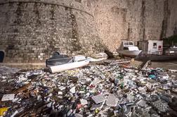 Ena najbolj znanih plaž hrvaškega bisera zasuta s tonami smeti