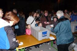 Na pohodu z baklami zbrali denar za osnovno šolo