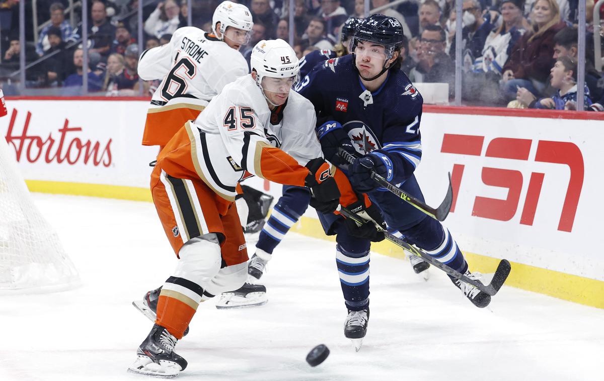 Anaheim Winnipeg | Hokejisti Anaheima, ki zasedajo dno lestvice NHL, so z 2:5 izgubili proti Winnipegu.  | Foto Guliverimage
