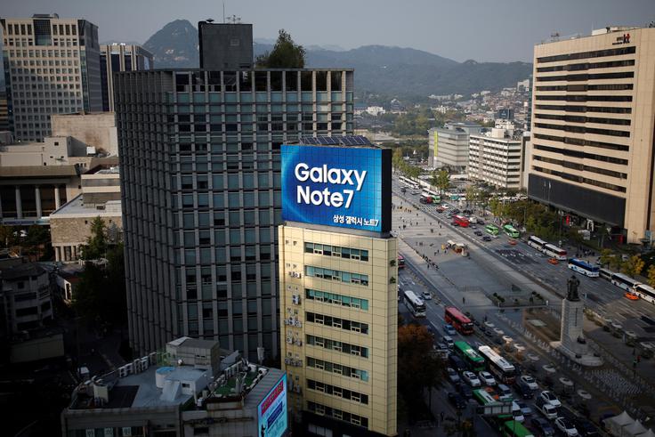 Tale oglasni pano se bo moral kmalu posloviti. Samsung pametnega telefona Galaxy Note 7 namreč ne bo več prodajal. | Foto: Reuters