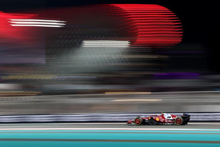 Lewis Hamilton je na drugem prostem treningu v Abu Dabiju dosegel 14. izid. | Foto: Reuters