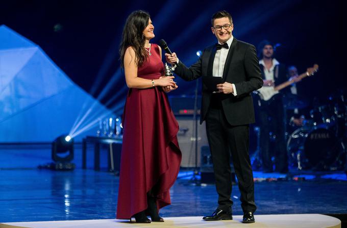 Elegantna Lora Klinc je v imenu svojega fanta Primoža Rogliča prevzela nagrado za drugo mesto na izboru športnik leta. | Foto: Vid Ponikvar