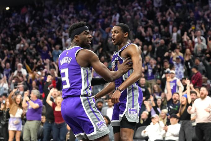 De'Aaron Fox se je razigral v zadnjem delu srečanja in spretno polnil koš Dallasa. V zadnji četrtini in podaljšku je dosegel kar 26 od svojih 36 točk. | Foto: Reuters