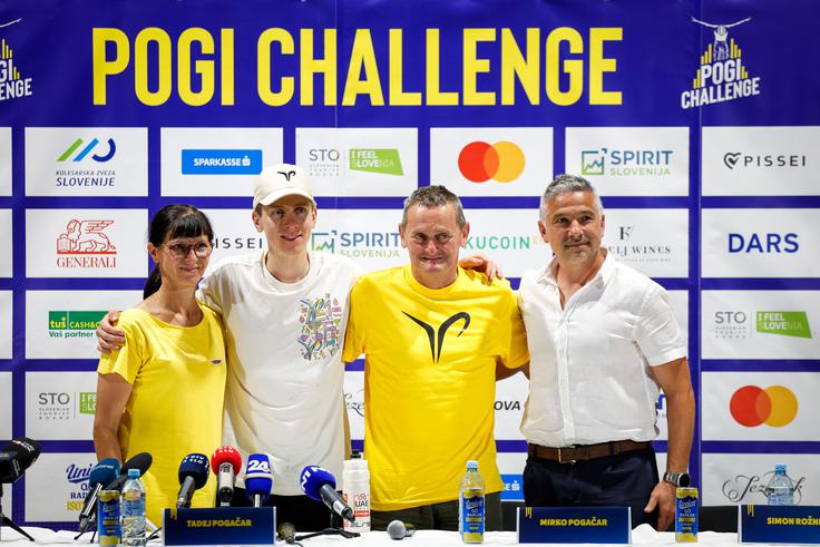 Najboljši kolesar sveta s staršema Marjeto in Mirkom Pogačarjem, pa Simonom Rožnikom, ki bdi nad prireditvijo Pogi Challenge. | Foto: Luka Kotnik