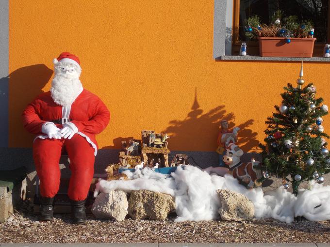 "Pred našo hišo sedi božiček in čuva jaslice ter vam vošči lep božič in srečno, zdravo in zadovoljno novo leto 2018," je zapisala bralka Nuša Špenko. | Foto: Nuša Špenko