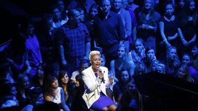 Emeli Sande premagala legendarno glasbeno skupino