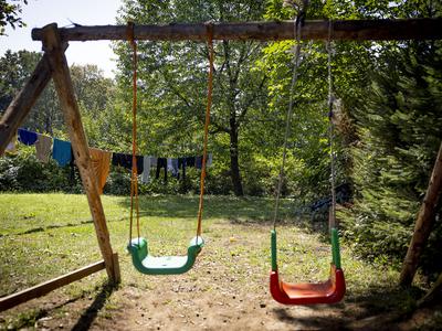 Poročilo: le desetina romskih otrok iz jugovzhoda države dokonča osnovno šolo