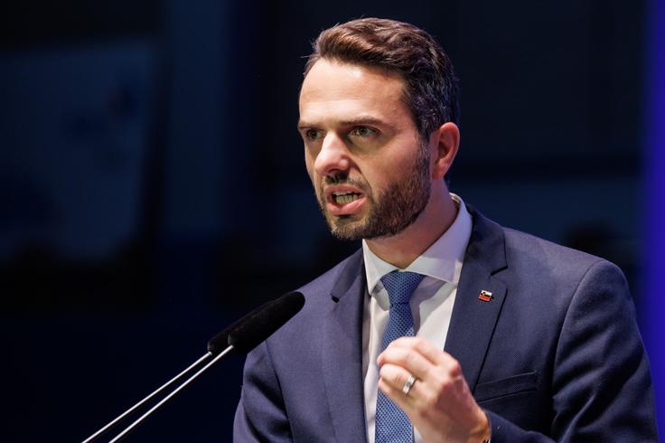 Usoda ima včasih res krut smisel za humor. To je na lastni koži spoznal Matej Tonin. | Foto: STA