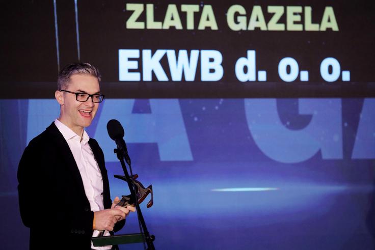 Podjetje EKWB je leta 2021 postalo zlata gazela osrednjeslovenske regije. "Razvoj EKWB iz s hobijem zagnanega start-upa v visokokakovostno mednarodno podjetje je učbeniški. V orbito najboljših jih je vodil preplet znanja, podjetnosti in skupnih vrednot dveh izjemnih posameznikov, inženirja Edija Königa in ekonomista Matjaža Krča. Razvila sta podjetje, usmerjeno v visokoinovativno organizacijsko kulturo," je v obrazložitvi izbora takrat zapisal svet Gazela. Na fotografiji ustanovitelj podjetja EKWB Edvard König.  | Foto: STA