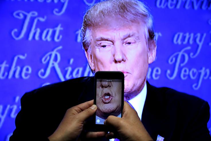 Donald Trump si zagotovo želi, da bi bila ena od osrednjih tem tretjega soočenja zaupna e-pisma Hillary Clinton. | Foto: Reuters