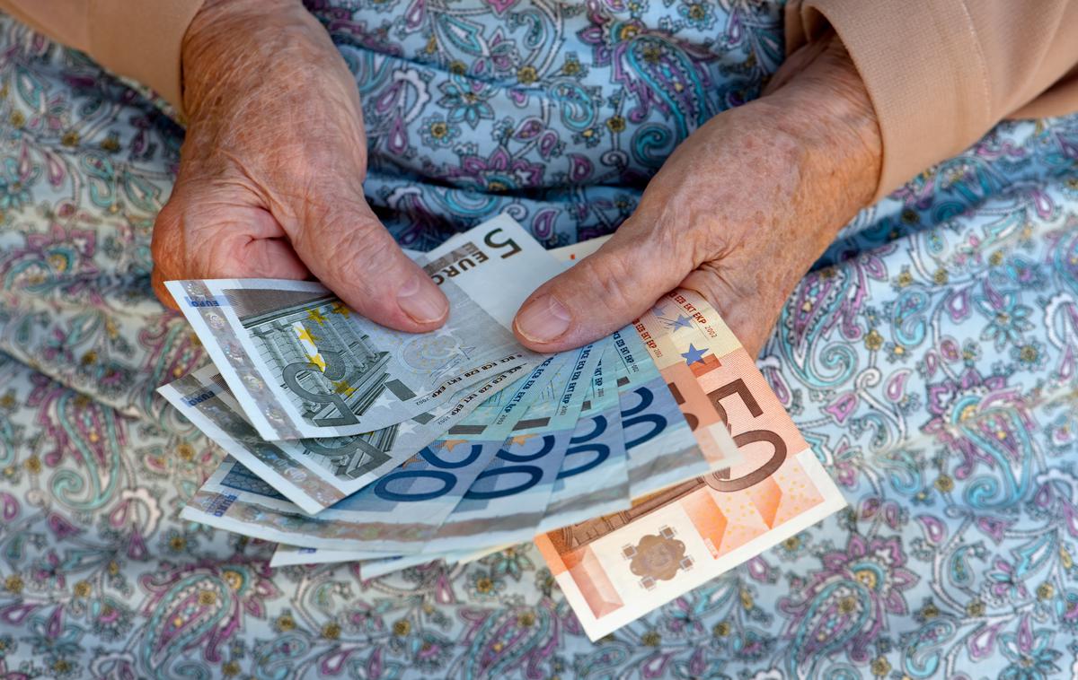 drži denar | Če bo gospodarska rast več kot 2,5-odstotna, se bodo pokojnine decembra 2020 zvišale za 6,50 evra. | Foto Getty Images