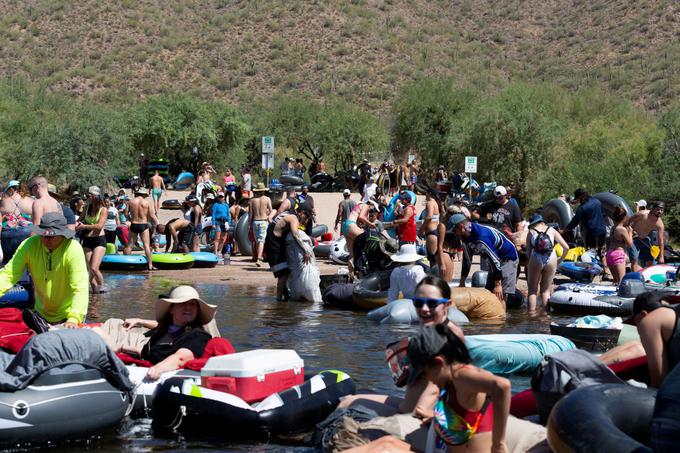 Odgovornejše prebivalce Arizone in tudi širšo ameriško javnost so sredi poletja šokirali prizori s Slane reke (Salt River), kjer se je na vodi z napihljivimi obroči zabavalo na tisoče predvsem mladih ljudi, zaščitnih mask pa ni nosil tako rekoč nihče. O podobnih morebitnih žariščih koronavirusa so sicer poročali tudi iz drugih toplejših delov ZDA, na primer s Floride in iz jezerske regije Ozarks, kamor se na letovanje vsako poletje odpravi ogromno mladih. | Foto: Reuters