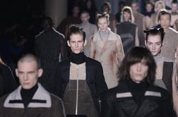 Ameriški oblikovalec v Parizu šokiral z golimi modeli